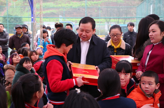 �ϳ���ί��ί����־ο�����ؽ�У�м���ͯ