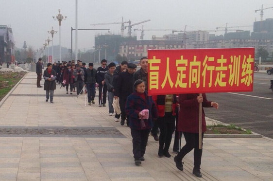 �����ز�����չä�˶�������ѵ��