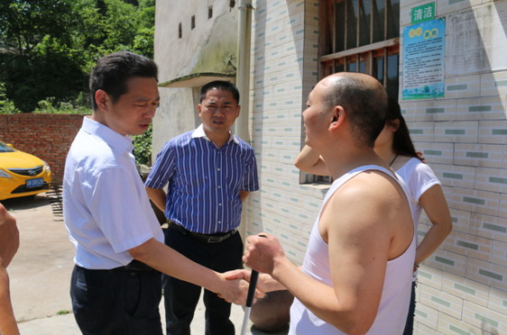 �в���������ǡ����³����ȫһ�е����������вм��˹���