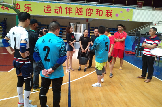 �в����쵼�ʶӵ���������ο�ʼ�ѵ�м��˶�Ա