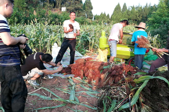 �������ˣ��м�����Ц��