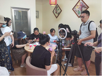 ����м��˵�С������ �������������ǵ�С�������������ɷ��ž۽����вм���С������