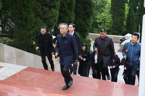 �ϳ��в�����չ��������Ӣ�ҡ��