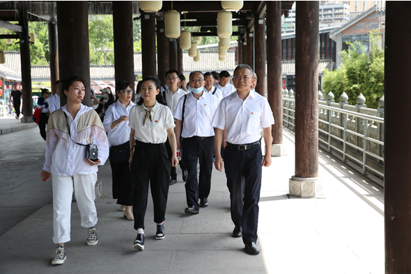 �в��������¸������ݵؿ�չ��ɫ�������