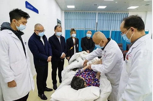 Ӫɽ���˴�ί�ḱ���α����Ҵ��ӵ��ϳ�������ҽԺΪ��������Ա�������м���֤